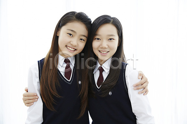우정 10대 고등학생 동양인 두명 사람 십대만 십대여자만 여자 여자만 한국인 JPG 앞모습 포토 교복 미소(표정) 상반신 스튜디오촬영 실내 안기 어깨동무 여고생 여학생 친구