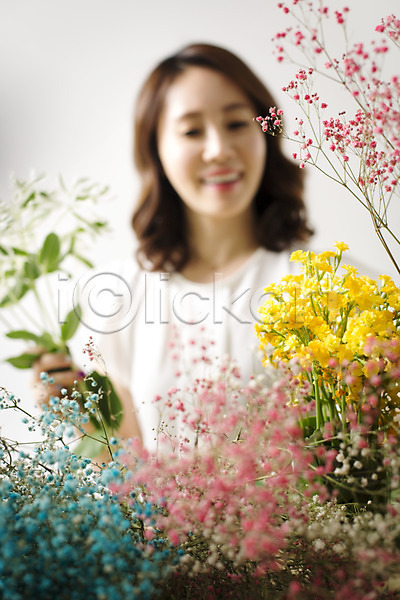 여유 즐거움 30대 동양인 사람 성인 성인만 성인여자만 성인여자한명만 성인한명만 여자 여자만 여자한명만 장년만 장년여자만 장년여자한명만 한국인 한명 JPG 앞모습 포토 국내포토 꽃 꽃꽂이 라이프스타일 모션 상반신 스튜디오촬영 식물 실내 우먼라이프 취미