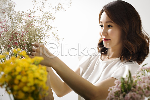 여유 즐거움 30대 동양인 사람 성인 성인만 성인여자만 성인여자한명만 성인한명만 여자 여자만 여자한명만 장년만 장년여자만 장년여자한명만 한국인 한명 JPG 앞모습 포토 국내포토 꽃 꽃꽂이 라이프스타일 모션 상반신 스튜디오촬영 식물 실내 우먼라이프 웃음 취미