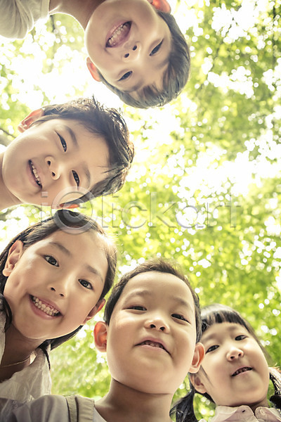 체험 체험학습 남자 동양인 사람 어린이 어린이만 여러명 여자 유치원생 한국인 JPG 로우앵글 포토 나무 내려보기 라이프스타일 모션 상반신 서기 식물 야외 어린이라이프 유치원 자연 주간