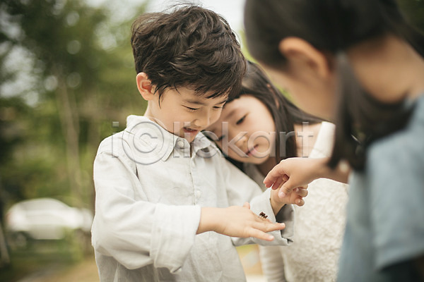체험 체험학습 남자 동양인 사람 세명 어린이 어린이만 여자 유치원생 한국인 JPG 뒷모습 앞모습 포토 곤충 들기 라이프스타일 모션 상반신 서기 야외 어린이라이프 유치원 잠자리 주간