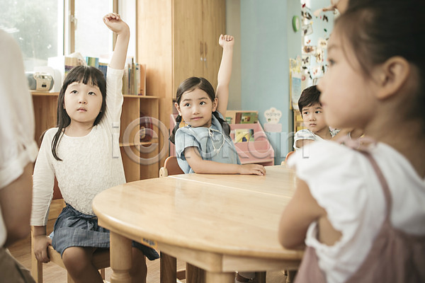 집중 남자 동양인 사람 어린이 어린이만 여러명 여자 유치원생 한국인 JPG 앞모습 포토 라이프스타일 모션 발표 손들기 실내 앉기 어린이라이프 유치원