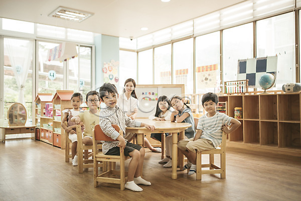 집중 남자 동양인 사람 성인 어린이 여러명 여자 유치원생 한국인 JPG 앞모습 포토 교사 라이프스타일 모션 미소(표정) 실내 아이돌봄 앉기 어린이라이프 유치원 전신