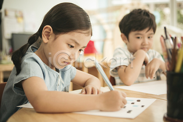 순수 집중 남자 동양인 두명 사람 어린이 어린이만 여자 유치원생 한국인 JPG 앞모습 포토 그림 들기 라이프스타일 모션 상반신 색연필 색칠 실내 앉기 어린이라이프 유치원