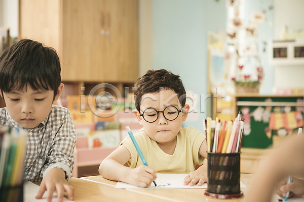 순수 집중 남자 남자만 동양인 두명 사람 소년만 어린이 어린이만 유치원생 한국인 JPG 앞모습 포토 그림 들기 라이프스타일 모션 색연필 색칠 실내 앉기 어린이라이프 유치원
