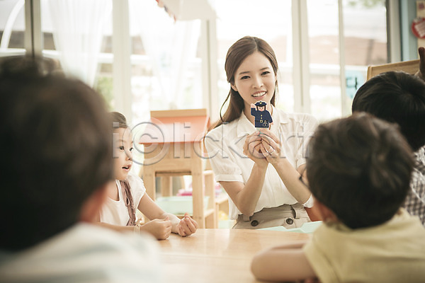 집중 남자 동양인 사람 성인 어린이 여러명 여자 유치원생 한국인 JPG 뒷모습 앞모습 포토 교사 놀이 들기 라이프스타일 모션 미소(표정) 수업 실내 아이돌봄 앉기 어린이라이프 유치원 인형 직업