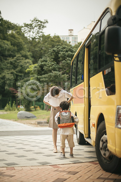 함께함 남자 동양인 두명 사람 성인 어린이 여자 유치원생 한국인 JPG 뒷모습 앞모습 포토 교사 등교 라이프스타일 모션 버스 스쿨버스 야외 어린이라이프 유치원 인사 전신 주간 하교