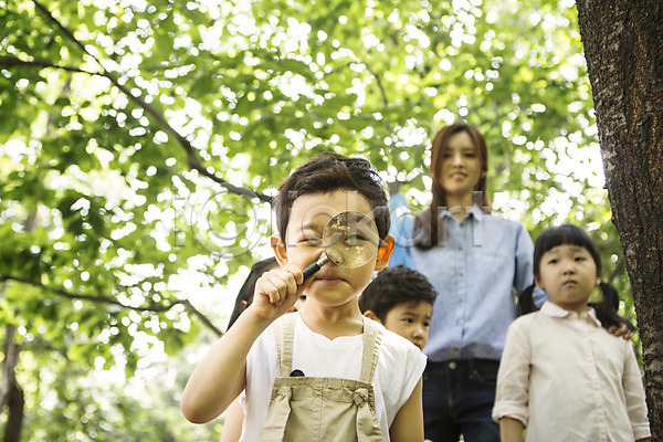 체험 체험학습 남자 동양인 사람 성인 어린이 여러명 여자 유치원생 한국인 JPG 앞모습 포토 교사 나무 돋보기 들기 라이프스타일 모션 상반신 서기 숲 식물 야외 어린이라이프 유치원 주간