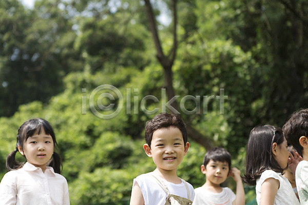 즐거움 체험 체험학습 남자 동양인 사람 어린이 어린이만 여러명 여자 한국인 JPG 앞모습 포토 나무 라이프스타일 모션 미소(표정) 상반신 서기 식물 야외 어린이라이프 유치원 주간 텃밭