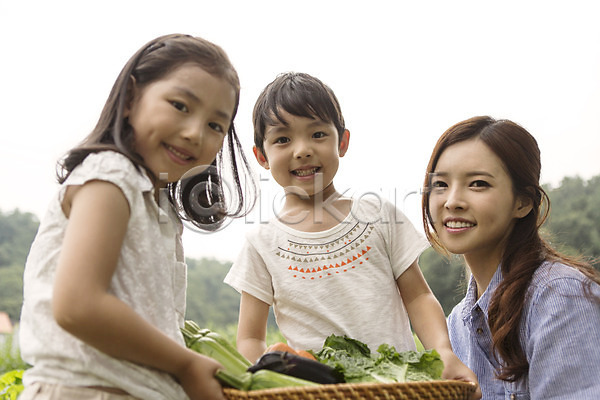 즐거움 체험 체험학습 남자 동양인 사람 성인 세명 어린이 여자 유치원생 한국인 JPG 앞모습 포토 교사 들기 라이프스타일 모션 미소(표정) 바구니 상반신 서기 식물 아이돌봄 앉기 야외 어린이라이프 유치원 주간 텃밭