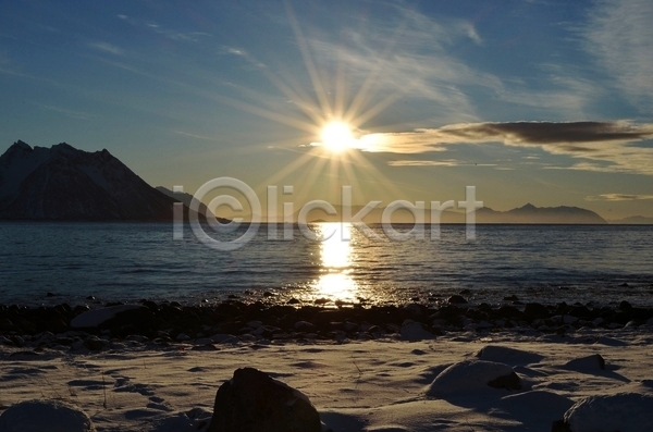 사람없음 JPG 포토 해외이미지 겨울 구름(자연) 노르웨이 맑음 물 바다 반사 북극해 산 섬 안개 암초 야외 원형 자연 태양 풍경(경치) 하늘 해외202004 햇빛