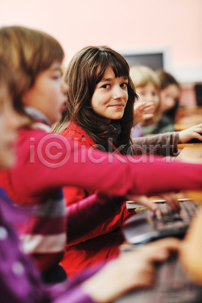 함께함 행복 남자 사람 소녀(어린이) 소년 어린이 어린이만 여자 한명 JPG 포토 해외이미지 가르침 교사 교실 교육 그룹 미소(표정) 수업 스터디 앉기 의자 책상 친구 컴퓨터 학교 해외202004