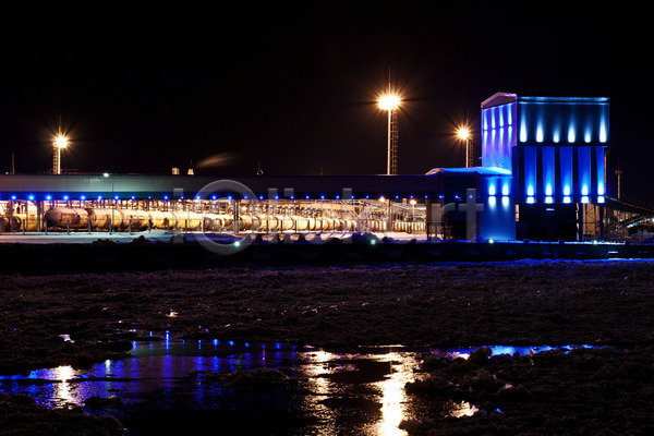 복잡 사람없음 JPG 포토 해외이미지 교통시설 냉동 물 바다 산업 상업 야간 어둠 저녁 전등 탱크 파란색 포트 항구 해외202004 화물