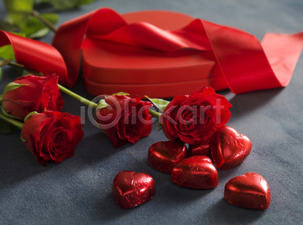 사람없음 JPG 포토 하이앵글 해외이미지 리본 발렌타인데이 선물상자 오브젝트 장미 초콜릿 하트 회색배경