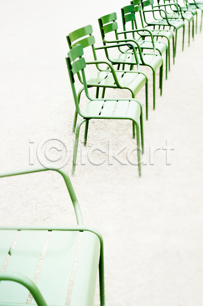 침묵 평화 휴식 사람없음 JPG 포토 해외이미지 가구 공원 그룹 금속 벤치 심플 앉기 야외 유럽 의자 장면 재산 정원 철 초록색 파리(프랑스) 프랑스 프랑스어 해외202004