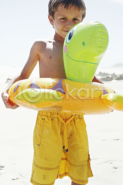남자 소년 소년한명만 어린이 한명 JPG 앞모습 포토 해외이미지 상반신 야외 응시 잡기 주간 튜브 해외202004