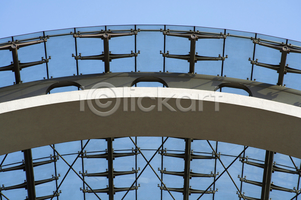 미래 사람없음 JPG 포토 해외이미지 건물 건축양식 곡선 금속 대칭 도시 독일 묘사 시멘트 원형 유리 지붕 천장 철강 초승달 추상 콘크리트 파란색 패턴 하늘 함부르크 해외202004 활