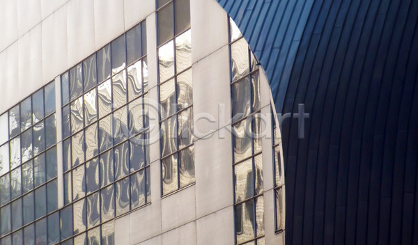 사람없음 JPG 포토 해외이미지 건물 건축양식 반사 벽 외관 지붕 직진 창문 핀란드 해외202004 헬싱키
