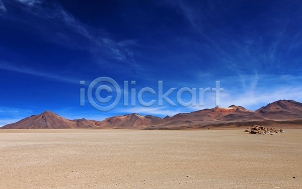 건조 보호 평화 사람없음 JPG 포토 해외이미지 계곡 남쪽 노란색 도로 드넓은 먼지 모래 무한 미국 바위 볼리비아 사막 산 산악지대 야외 여행 자연 절정 컬러풀 파란색 풍경(경치) 하늘 해외202004 황무지