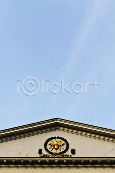 사람없음 JPG 포토 해외이미지 건물 건축양식 구름(자연) 도시 모양 벌(곤충) 사인 심볼 역사 주택 지붕 파란색 하늘 해외202004 황금