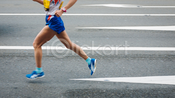 경쟁 성공 군중 사람 사람없음 여자 JPG 소프트포커스 포토 해외이미지 거리 근육질 달리기 달리기선수 도로 땀 마라톤 모션 속도 스포츠 신발 신체 야외 양발 에너지 우승 운동 이벤트 조깅 포즈 해외202004 힘