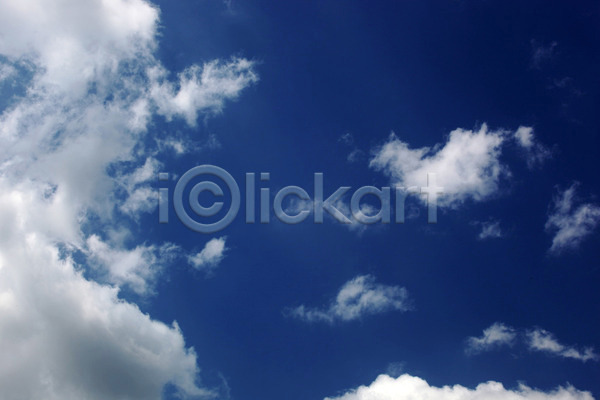 부드러움 자유 침묵 사람없음 JPG 포토 해외이미지 구름(자연) 날씨 바람 백그라운드 빛 솜털 스카이라인 야외 오존 오픈 완전 우주 자연 장면 천국 천창 파란색 패턴 하늘 해외202004 햇빛 환경 흰색