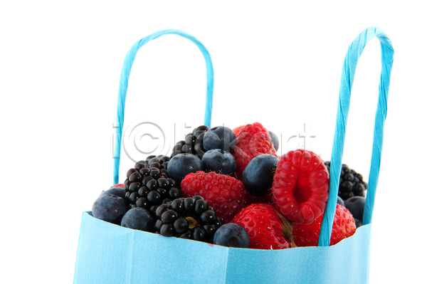신선 사람없음 JPG 포토 해외이미지 가득함 가방 가을(계절) 건강 고립 과일 딸기 블랙베리 블루베리 섞기 쇼핑 수확 숲 쌓기 여름(계절) 음식 종이 줄서기 파란색 해외202004