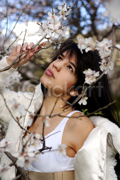 순수 백인 여자 한명 JPG 포토 해외이미지 꽃 나무 나뭇가지 드레스 맑음 모델 몽환 밭 벚꽃 시골 아몬드 어둠 유행 응시 초록색 코트 태양 털 포즈 해외202004 흰색