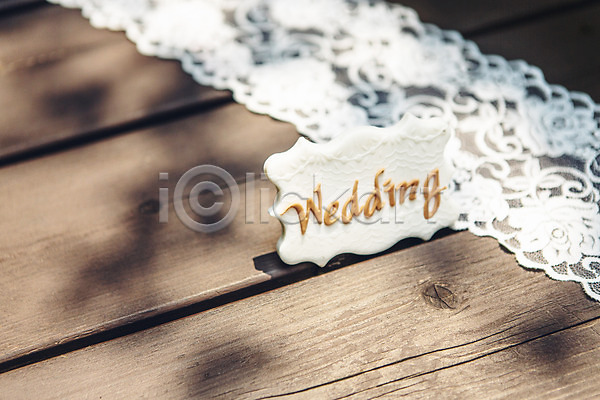 사람없음 JPG 아웃포커스 포토 결혼 결혼소품 나무판자 레이스(직물) 배경화면 야외 웨딩테이블 주간 쿠키