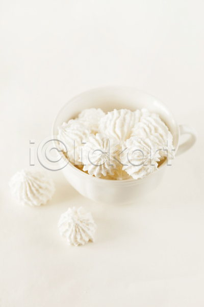달콤 사람없음 JPG 포토 해외이미지 머랭 머랭쿠키 서양음식 실내 컵 쿠키 해외202004 흰배경