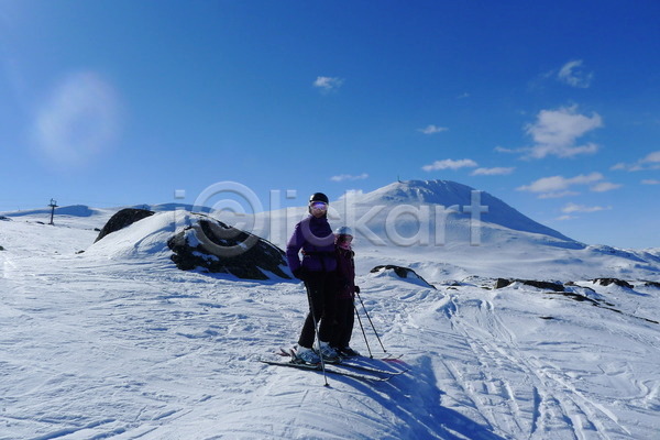 사람 한명 JPG 포토 해외이미지 가족 겨울 노르웨이 맑음 부활절 산 스키 야외 하늘 해외202004