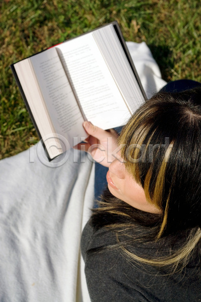 스마트 휴식 10대 사람 성인 여자 한명 JPG 포토 해외이미지 갈색머리 과제 교육 금발 대학교 독서 스터디 스페인어 쌓기 야외 얼굴 여름(계절) 읽기 잔디 줄무늬 책 초록색 파란색 학생 해외202004