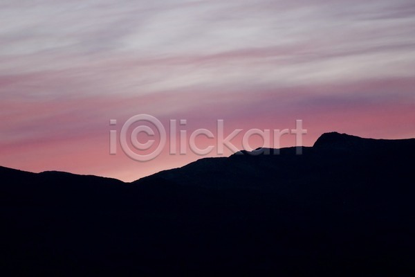 사람없음 JPG 포토 해외이미지 검은색 구름(자연) 보라색 분홍색 빛 산 수평선 윤곽 일몰 저녁 하늘 해외202004