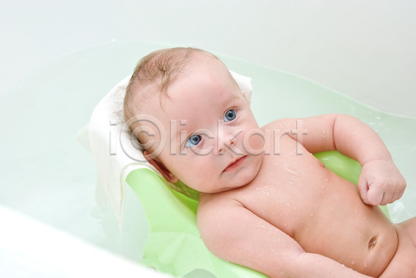 남자 남자아기한명만 아기 한명 JPG 포토 해외이미지 목욕 씻겨주기 아기용품 욕조 청결