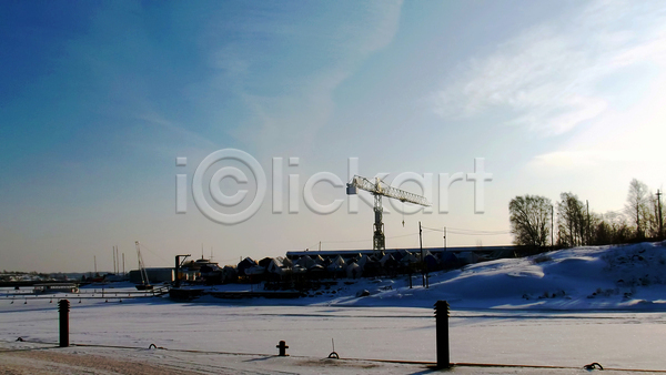 사람없음 JPG 포토 해외이미지 겨울 기중기 나무 땅바닥 보트 얼음 핀란드 하늘 해외202004 헬싱키