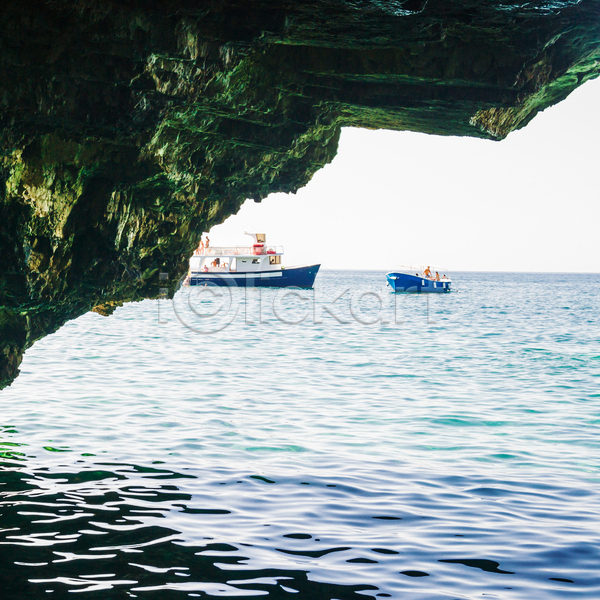 사람없음 JPG 포토 해외이미지 동굴 물 바다 보트 산 아치 야외 여름(계절) 여행 여행객 유럽 이탈리아 자연 초록색 파란색 풍경(경치) 해외202004 휴가