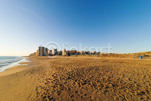 사람없음 JPG 포토 해외이미지 가로 건물 맑음 모래 발자국 스페인 아파트 알리칸테 유럽 카피스페이스 풍경(경치) 해외202004 햇빛 호텔 휴양지
