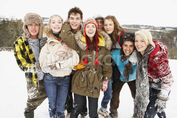 우정 즐거움 추위 함께함 행복 20대 남자 사람 소년 여러명 여자 JPG 포토 해외이미지 가로 겨울 계절 그룹 날씨 냉동 눈내림 눈사람 목도리 미소(표정) 시골 야외 웃음 장면 친구 풍경(경치) 해외202004 혼혈