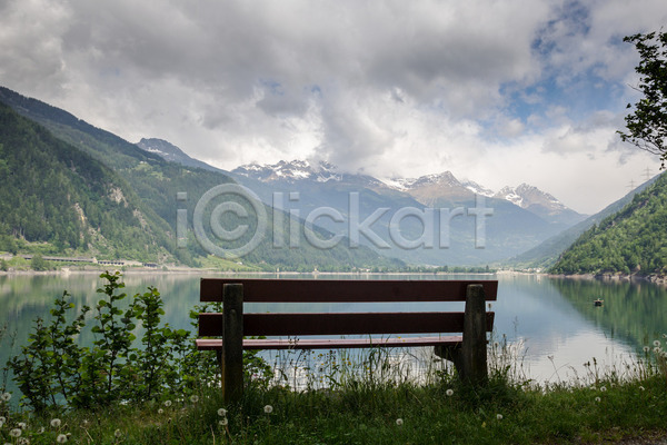 침묵 평화 사람없음 JPG 포토 해외이미지 계곡 구름(자연) 물 벤치 산 숲 스위스 시골 알프스 야외 여름(계절) 유럽 자연 장면 풍경(경치) 하늘 해외202004 호수