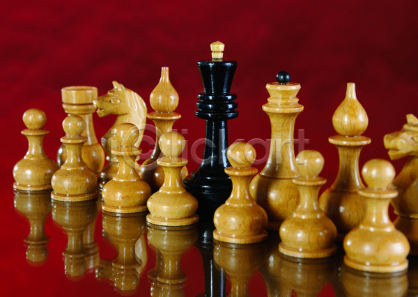 사람없음 JPG 포토 해외이미지 가로 검은색 게임 그룹 목재 반사 빨간색 생각 여왕 오브젝트 왕 외계인 지능 처음 체스 체스말 해외202004
