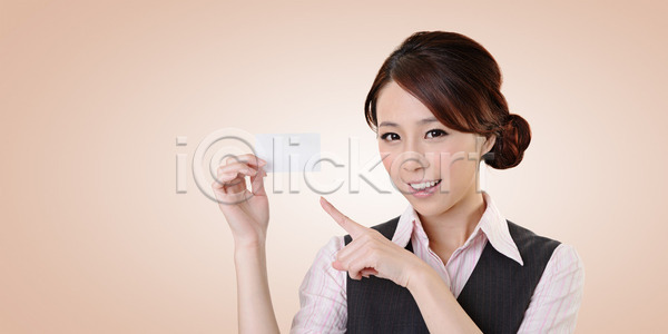 기쁨 행복 화려 동양인 사람 여자 한명 JPG 포토 해외이미지 공백 광고판 동쪽 메시지 미소(표정) 발표 배너 보여주기 비즈니스 비즈니스우먼 사인 시트 신용카드 아시아 얼굴 업무 우주 응시 일본 종이 중국 직업 카피스페이스 클리핑패스 패턴 포스터 한국 해외202004 해외포토 흰색