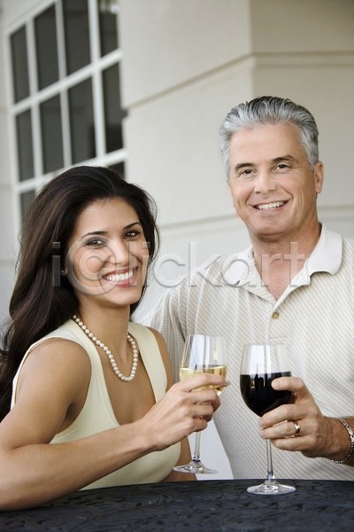 남자 두명 백인 사람 여자 중년 중년남자만 JPG 포토 해외이미지 건배 결혼식 기념 남편 라이프스타일 마시기 마주보기 미소(표정) 사진촬영 세로 아내 앉기 야외 와인 축배 커플 해외202004 히스패닉