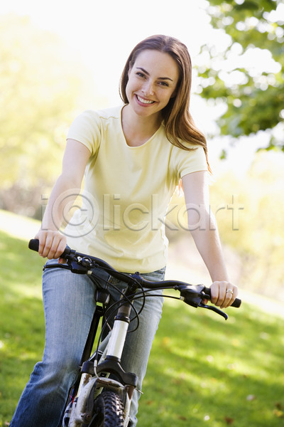 즐거움 행복 30대 백인 여자 한명 JPG 포토 해외이미지 건강 공원 미소(표정) 사이클링 산악자전거 세로 순환 승차 시골 야외 응시 자국 자전거 전신 주간 해외202004