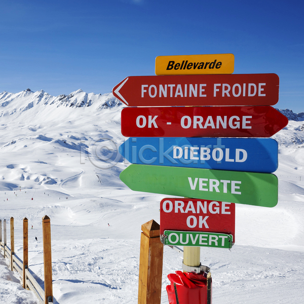 위험 사람없음 JPG 포토 해외이미지 겨울 경계선 경사 계곡 계절 광고판 내추럴 달리기 빨간색 산 선로 스키 알프스 야외 여행 유럽 자연 장면 지역 파란색 포스터 풍경(경치) 프랑스 하늘 해외202004 휴양지