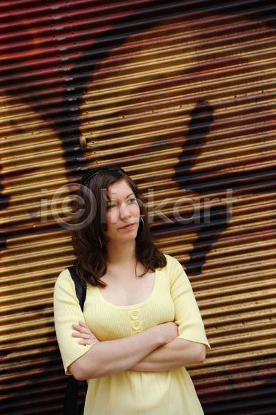 사람 성인 여자 한명 JPG 포토 해외이미지 갈색머리 그래피티 기다림 도시 서기 세로 응시 해외202004 혼자