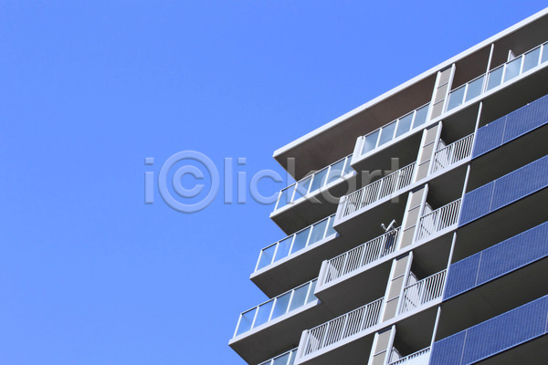 고급 새로움 사람없음 JPG 포토 해외이미지 건물 건축양식 도시 라이프스타일 봄 시티라이프 아파트 큼 파란색 하늘 해외202004