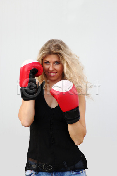 행복 사람 여자 한명 JPG 포토 해외이미지 건강 권투 라이프스타일 미소(표정) 백그라운드 빨간색 손 스포츠 얼굴 운동 장갑 체육관 크로스핏 해외202004 흰색 힘