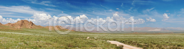 사람없음 JPG 포토 해외이미지 경사 계곡 구름(자연) 도로 돌산 땅 땅바닥 로키산맥 몽골 산 산등성이 산악지대 선로 야외 언덕 여름(계절) 자연 장면 절정 지역 초록색 파노라마 파란색 풍경(경치) 하늘 해외202004 환경 황무지 흰색