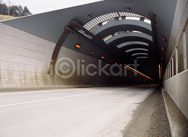사람없음 JPG 포토 건축 건축물 공공시설 교통수단 교통시설 길 도로 시설물 야외 어둠 원근감 자동차 조명 주간 차(자동차) 차도 터널 통로 한대 현대건축