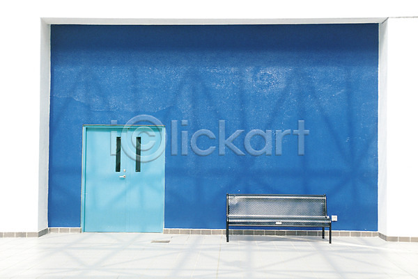사람없음 JPG 포토 건물 건축 건축물 건축부분 그림자 문 벤치 벽 시설물 야외 외관 외벽 의자 주간 철문 출입구 컬러 파란색 해외풍경 현대건축